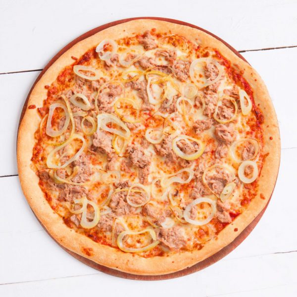 pizza z pieca con tonno e cipolla